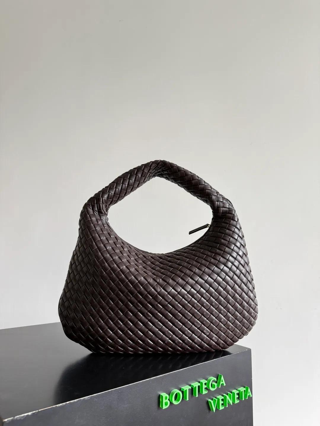Batch 2120 BV Bottega Veneta's new early spring women's shoulder bag. The soft and delicate Hobo bag has been shipped! Many friends are waiting for this bag. It has a round shape and a large capacity. It can hold a 50-fold umbrella inside. Babies with a lot of daily items do not need to worry about the capacity of this bag. It is a practical bag for traveling and commuting. Although it is fluffy, it is soft and comfortable when carried on one shoulder. It has a modern and retro feel. Model No.: 856737 Size: 44*28*5cm